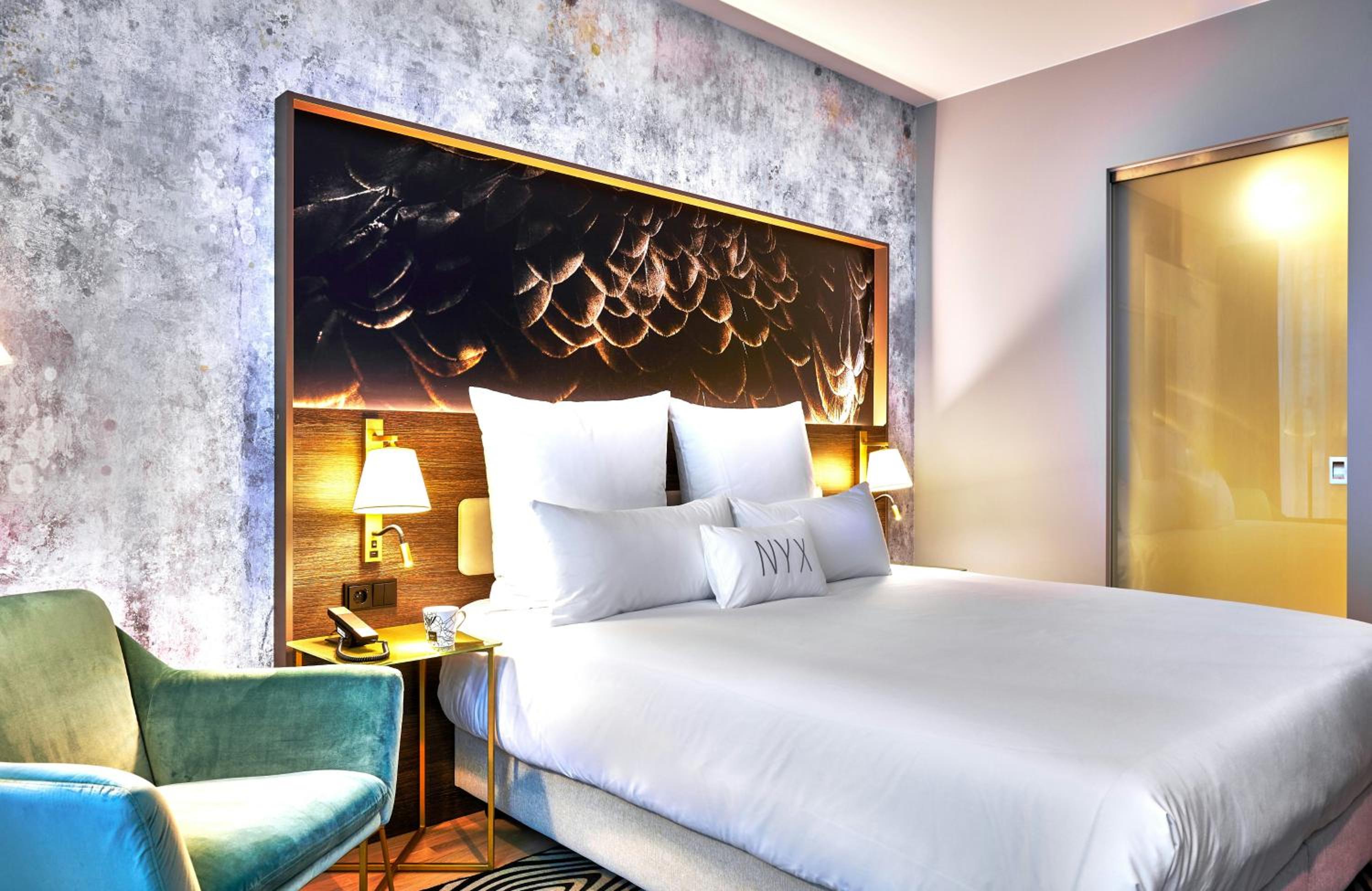 Down to Earth, Queen Bed