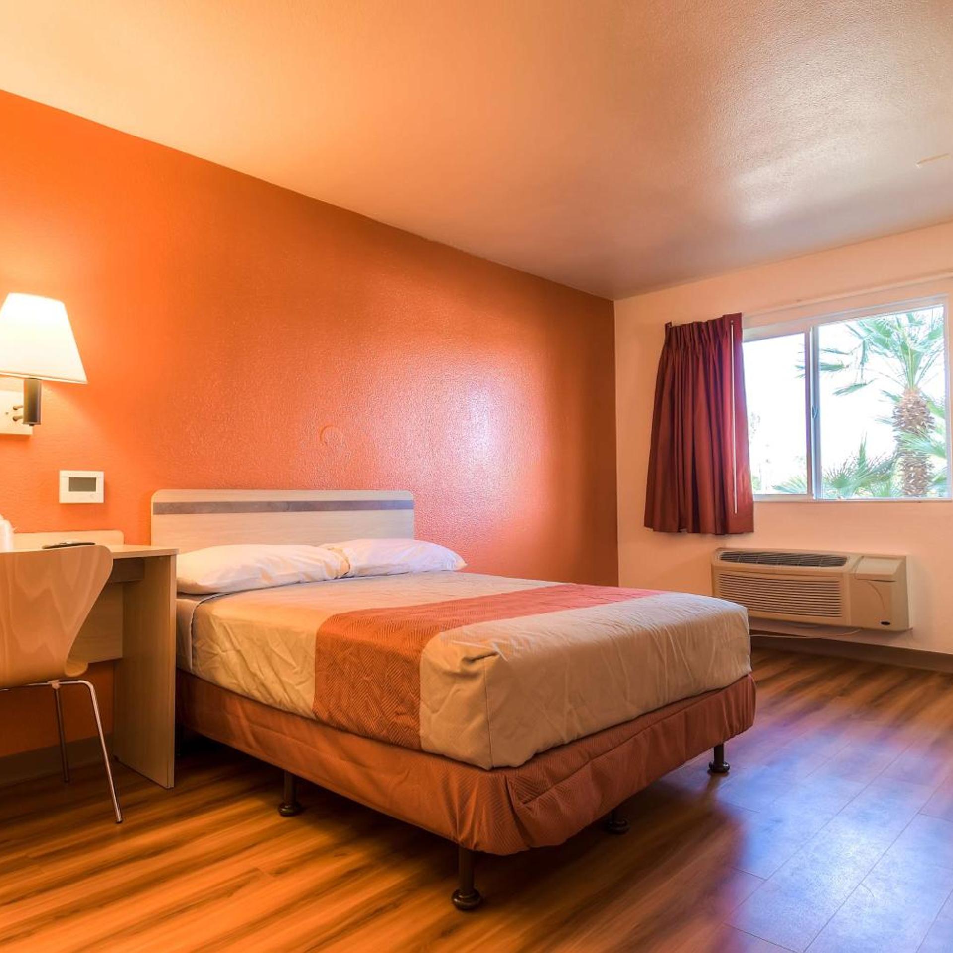 غرفة بسرير كوين، Motel6 Rancho Mirage CA Palm Springs 2/10