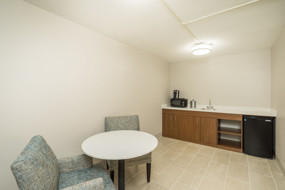 Holiday Inn Express Hotel Suites Louisville East 40/52
