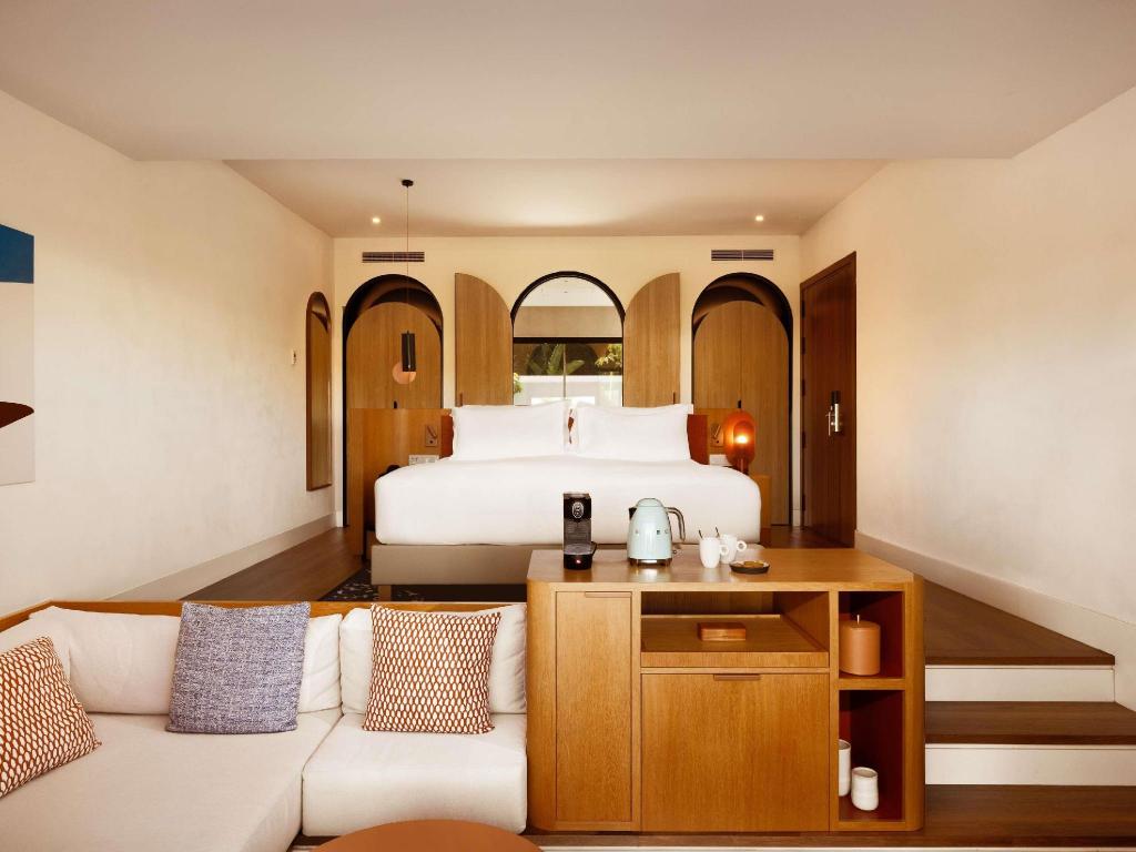 So Studio, King Bed, Living Area، SO/Sotogrande Spa & Golf Resort Hotel 2/6