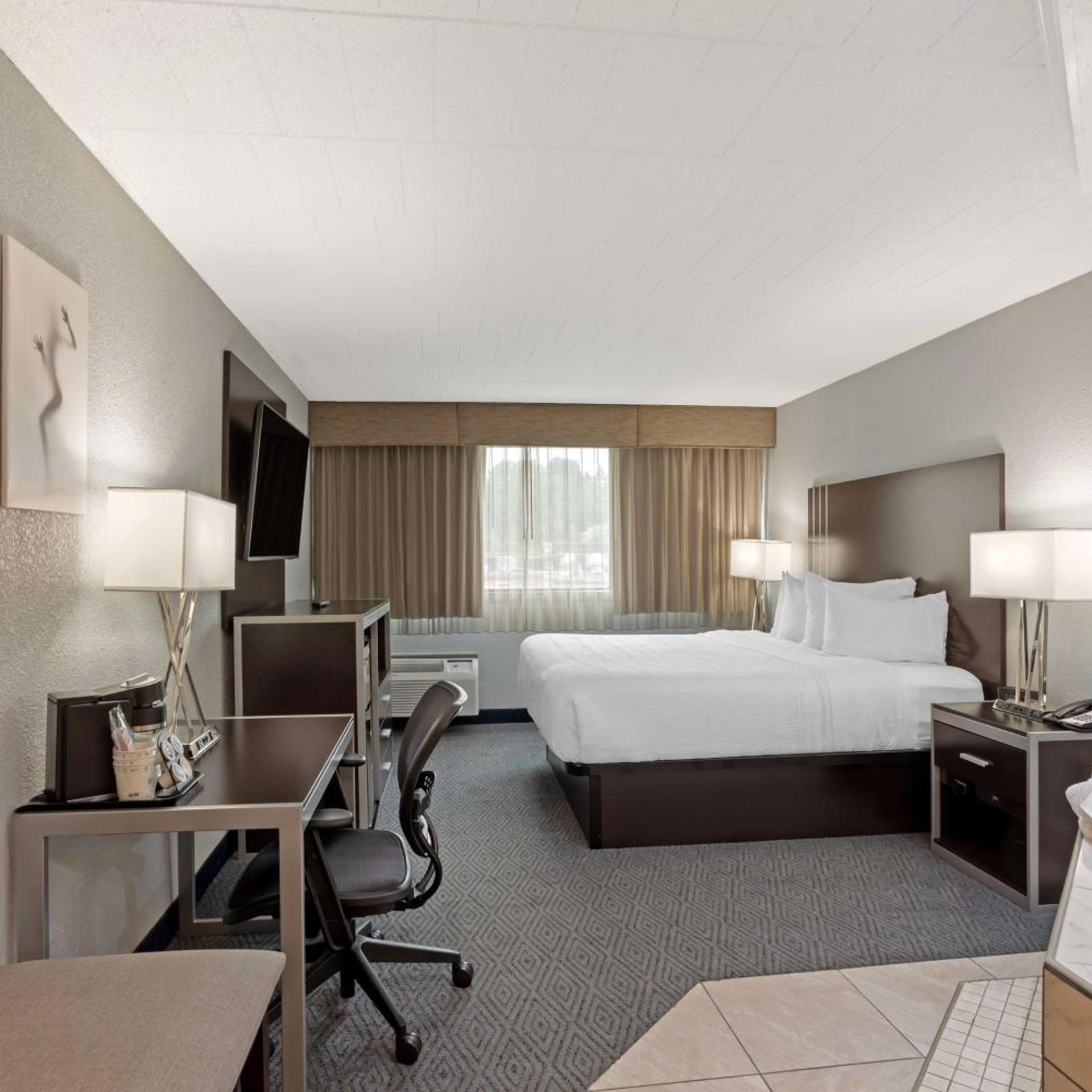 غرفة بسرير كينج بجاكوزي، Best Western Plus Reading Inn & Suites 5/9