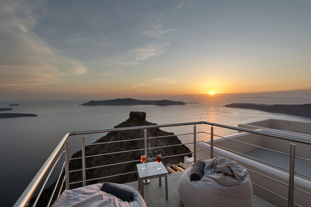 Pearl on the Cliff Santorini 39/50
