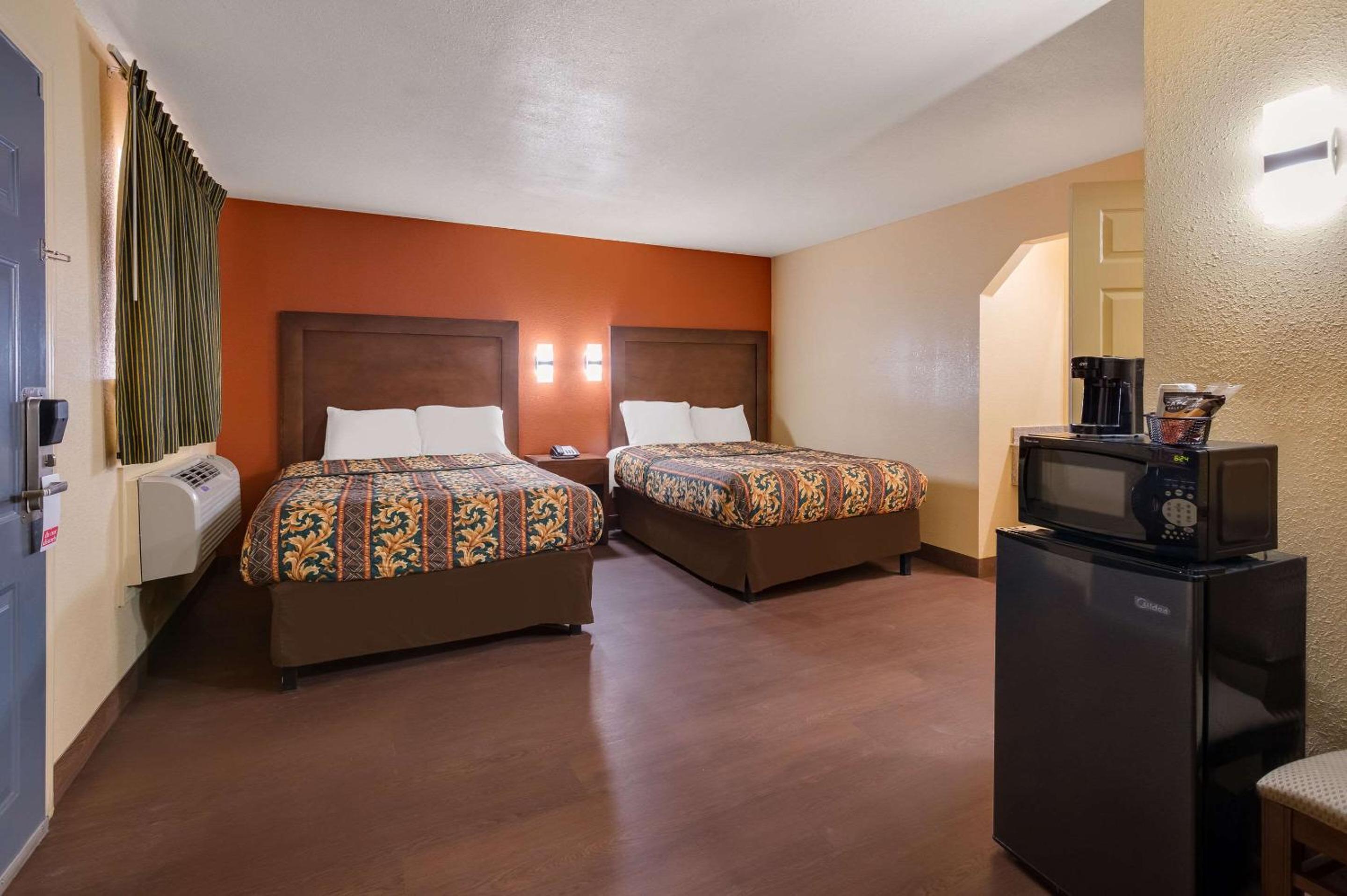 غرفة رباعية بسريرين كوين للمدخنين، New Orleans East Hotel 3/7