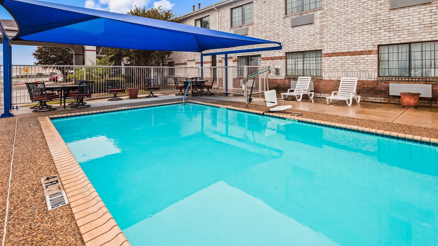Surestay Plus Hotel By Best Western San Antonio North 281 N 17/28