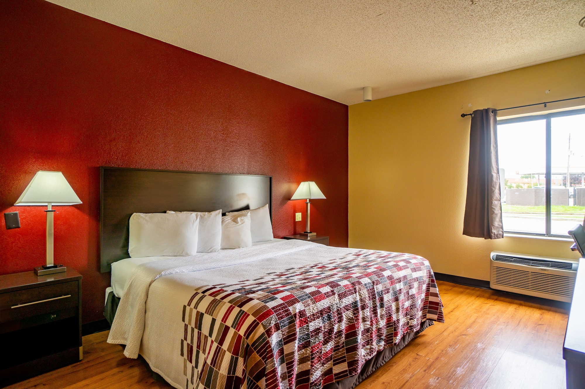 SUITE, KING BED
