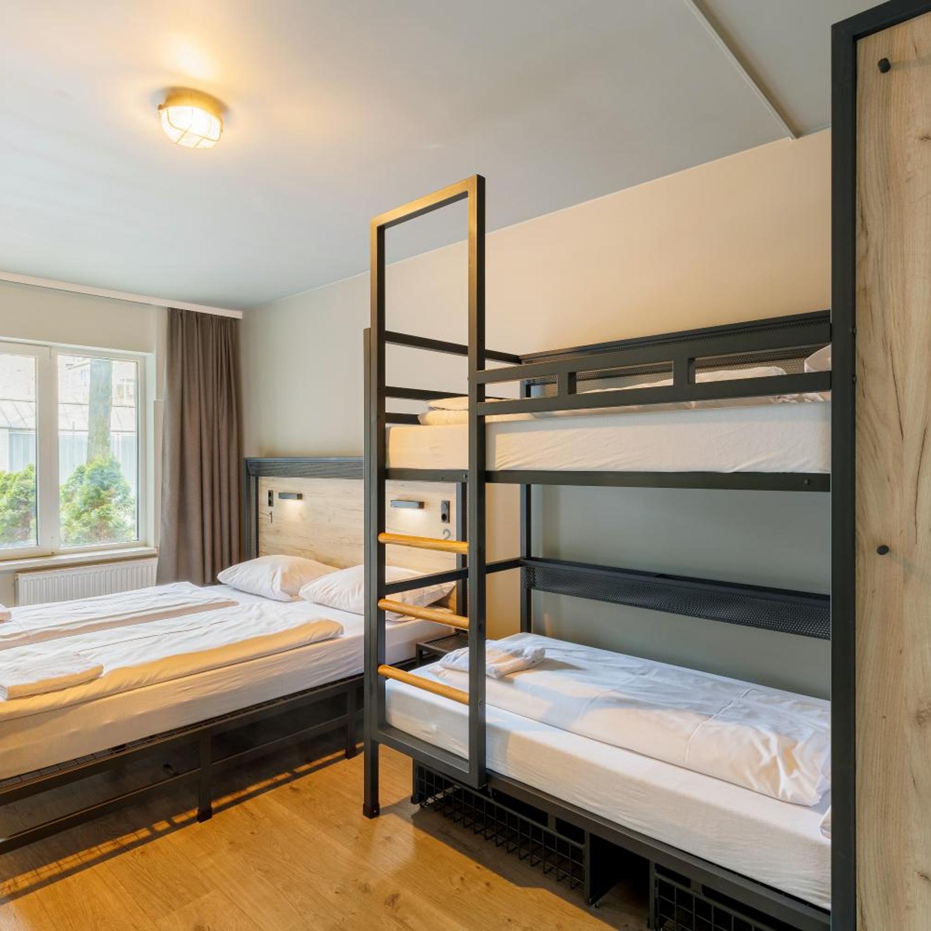 Room, 6 Beds