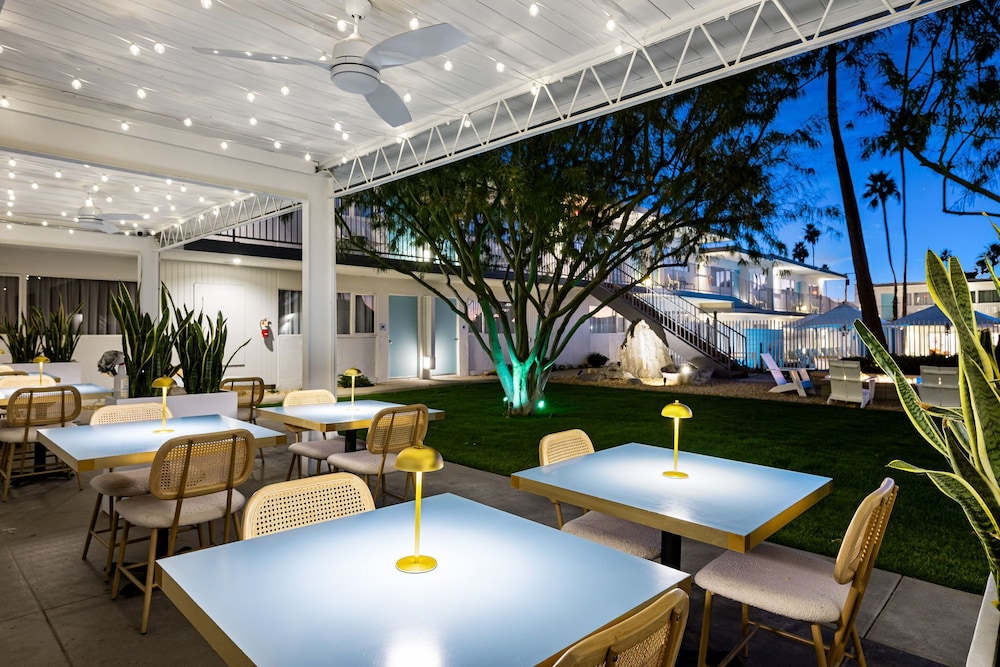 Skylark Hotel 52/70