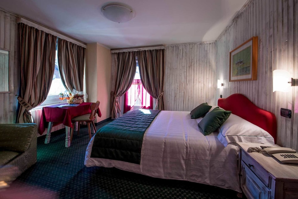 ROOM, DOUBLE BED