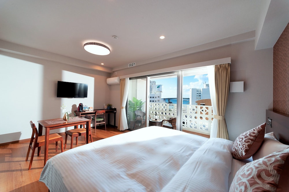 ROOM, KING BED, PARTIAL OCEAN VIEW