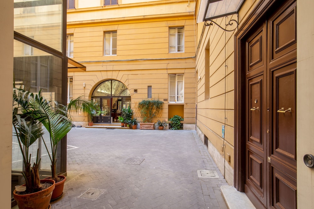 Courtyard Rome Suite 7/29