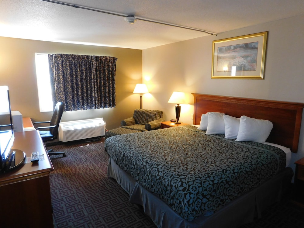 Days Inn by Wyndham West Branch Iowa City Area 7/42