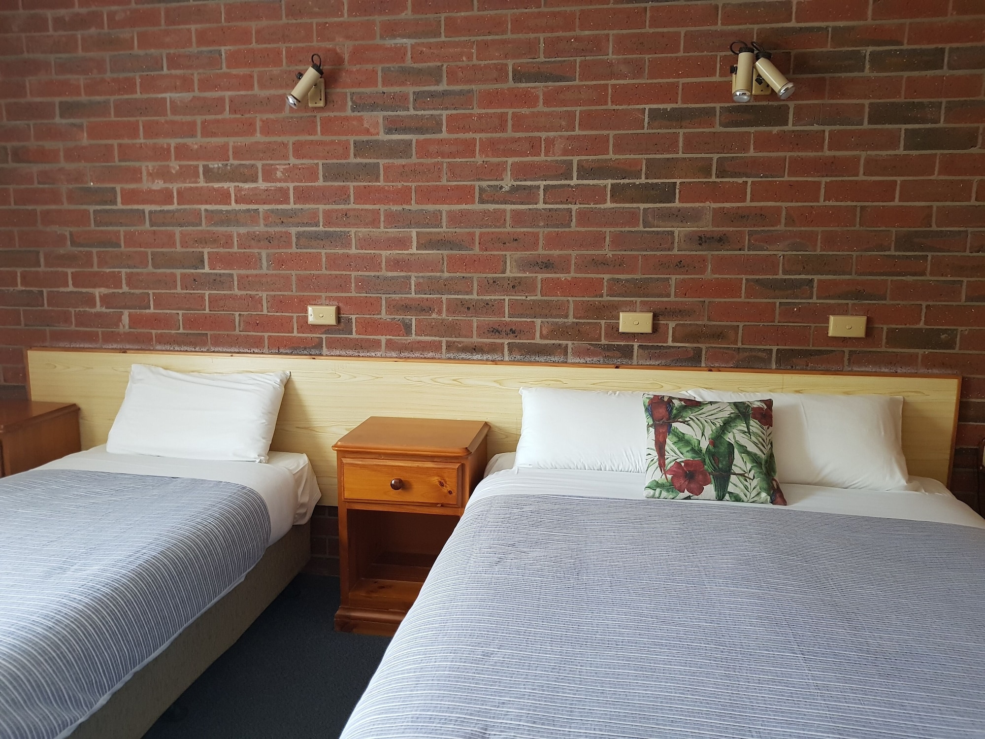 Room, 1 Queen and 1 Single Bed, Mountain View, Accessible