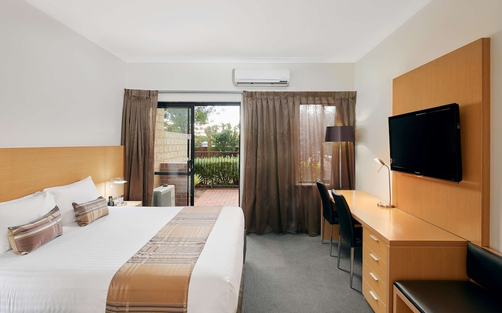 POOL, DELUXE, KING BED, POOL VIEW