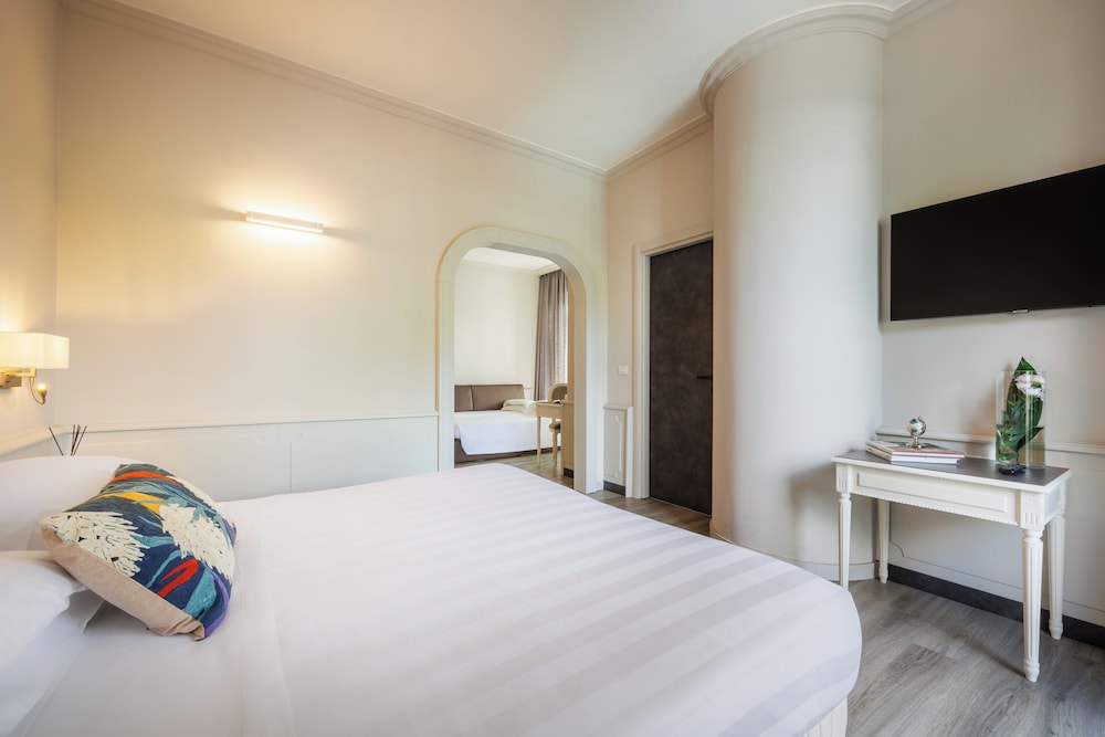 Junior Suite, Queen Bed, 2 Sofa, Balcony