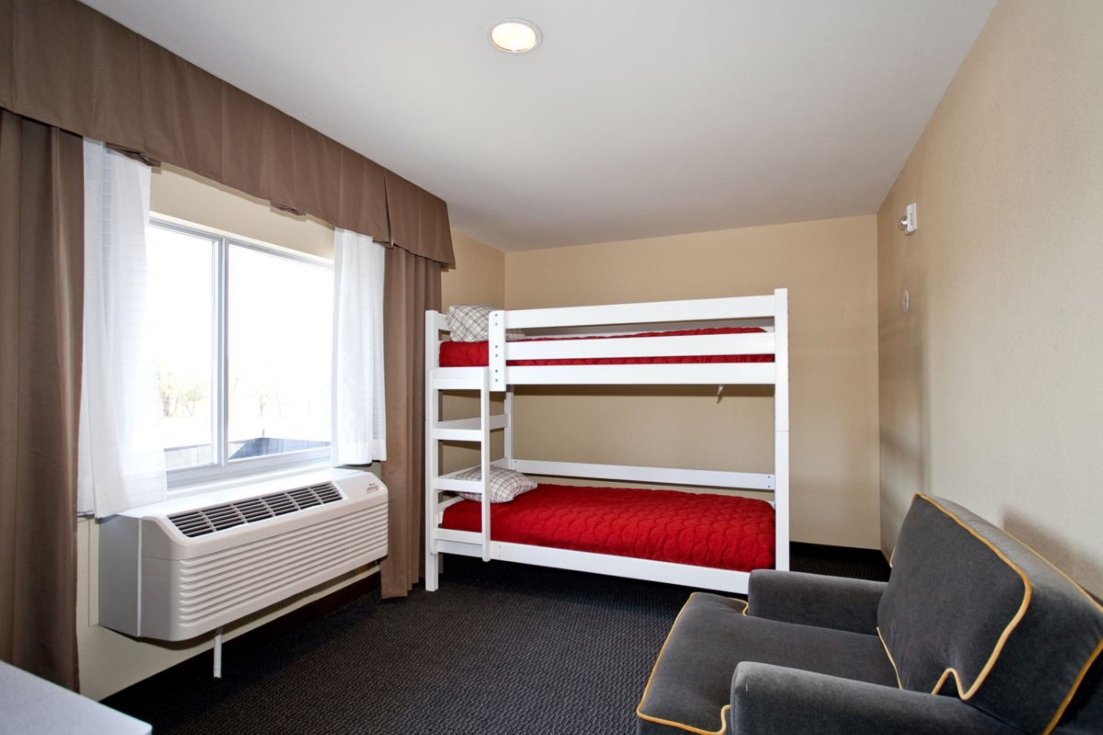 Holiday Inn Express Hotel & Suites Newton 30/42