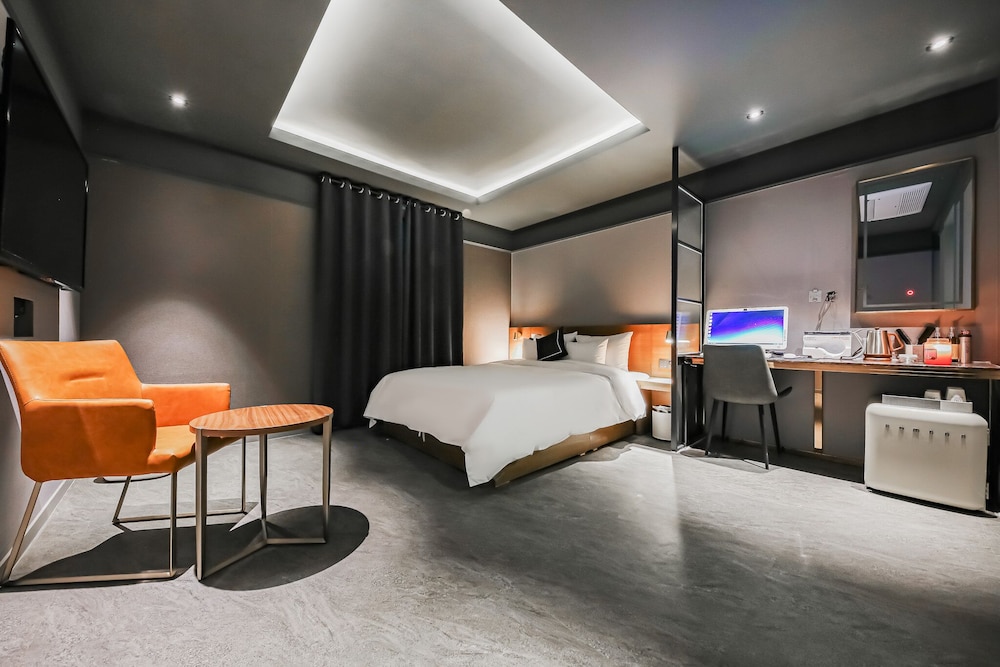 Mary Jane Hotel 20/77