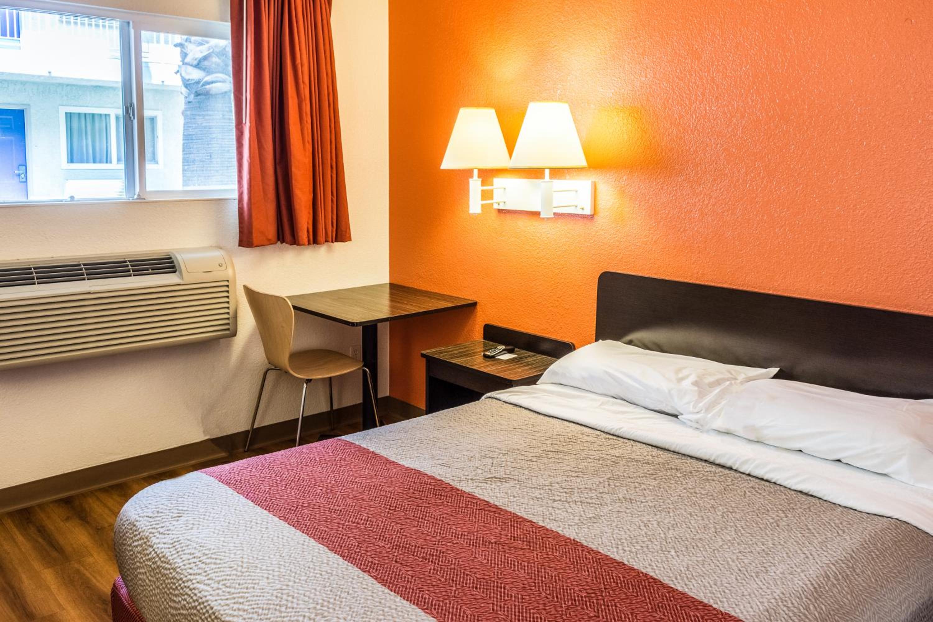ROOM, QUEEN BED