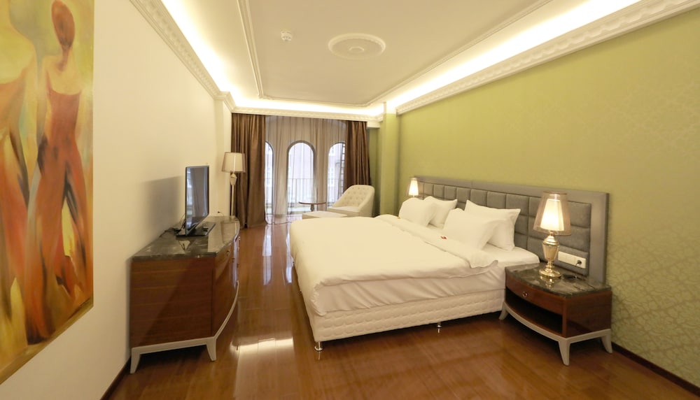 SUPERIOR, TWIN BEDS, PATIO