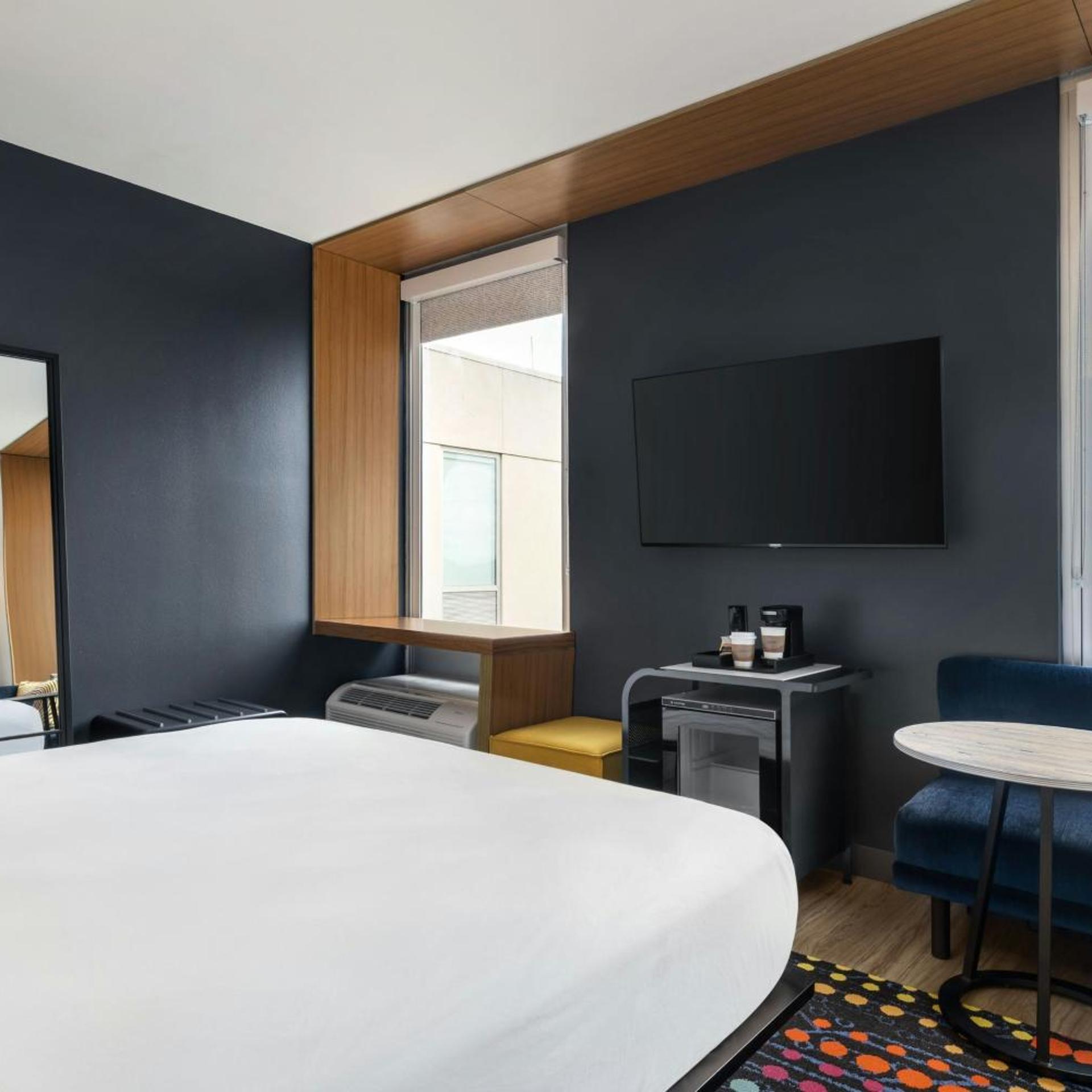 Aloft, Guest Room, King Bed, High Floor