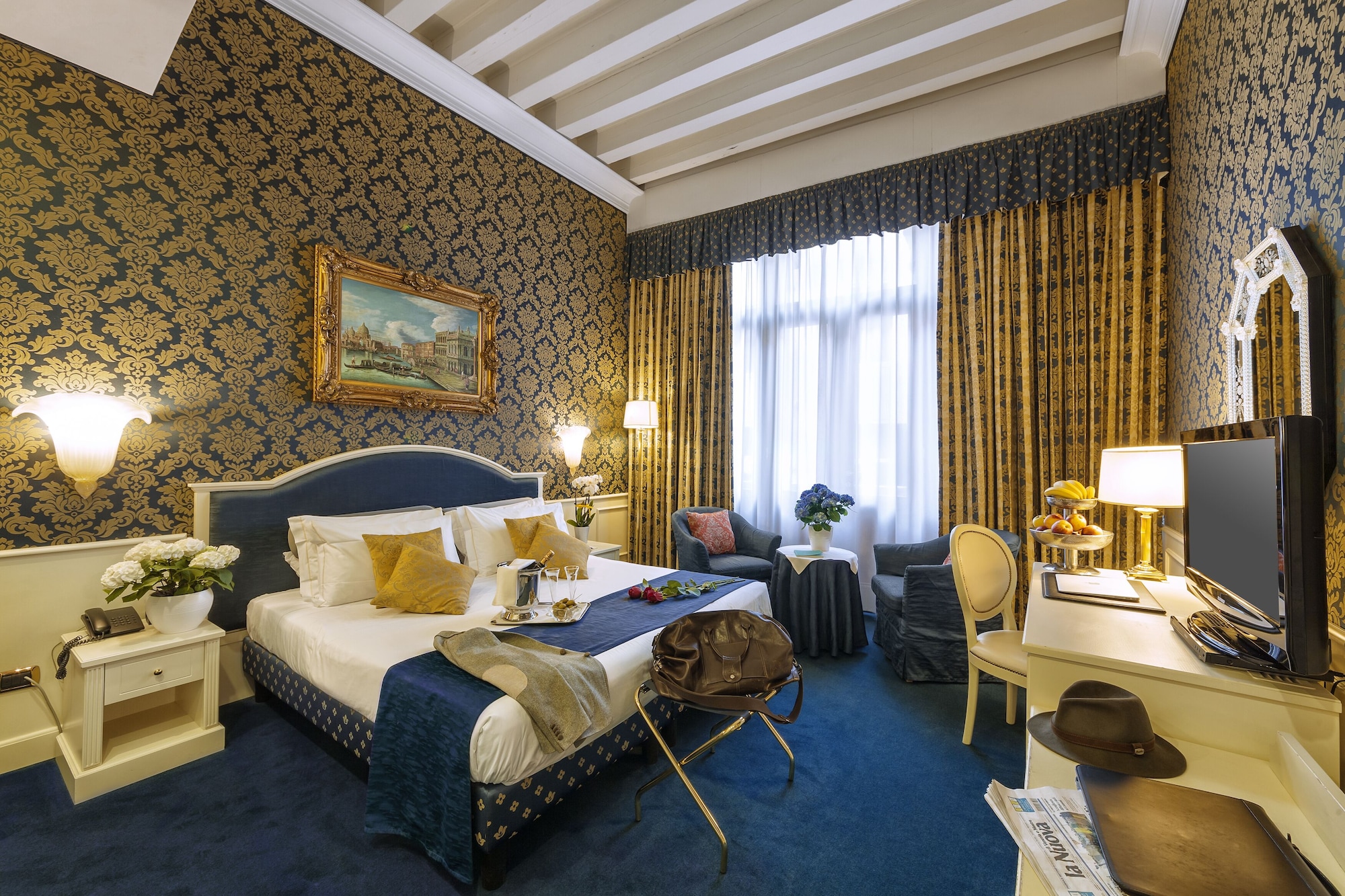 suite, balcony