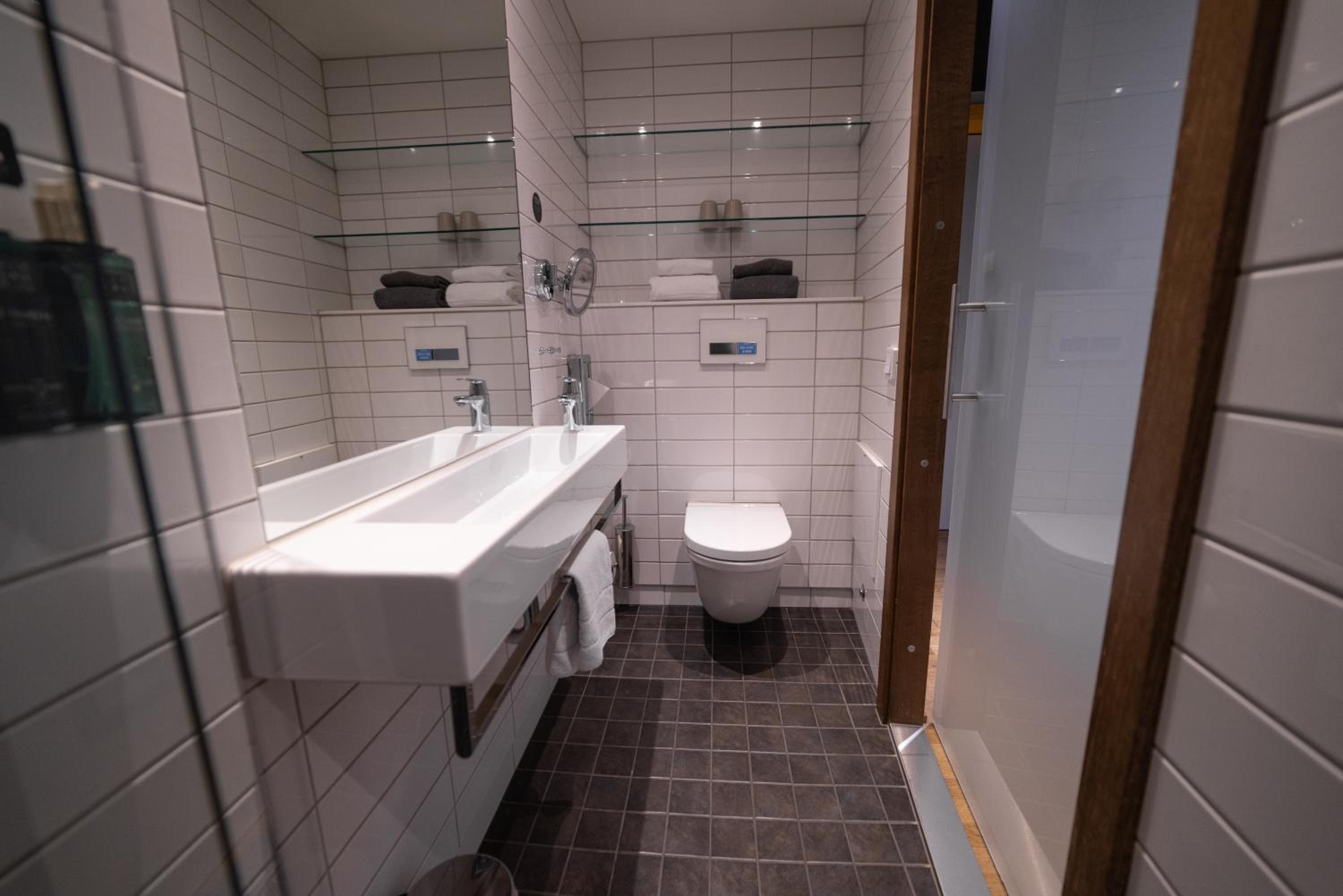 Compact, Double Bed، Clarion Hotel The Edge 6/9