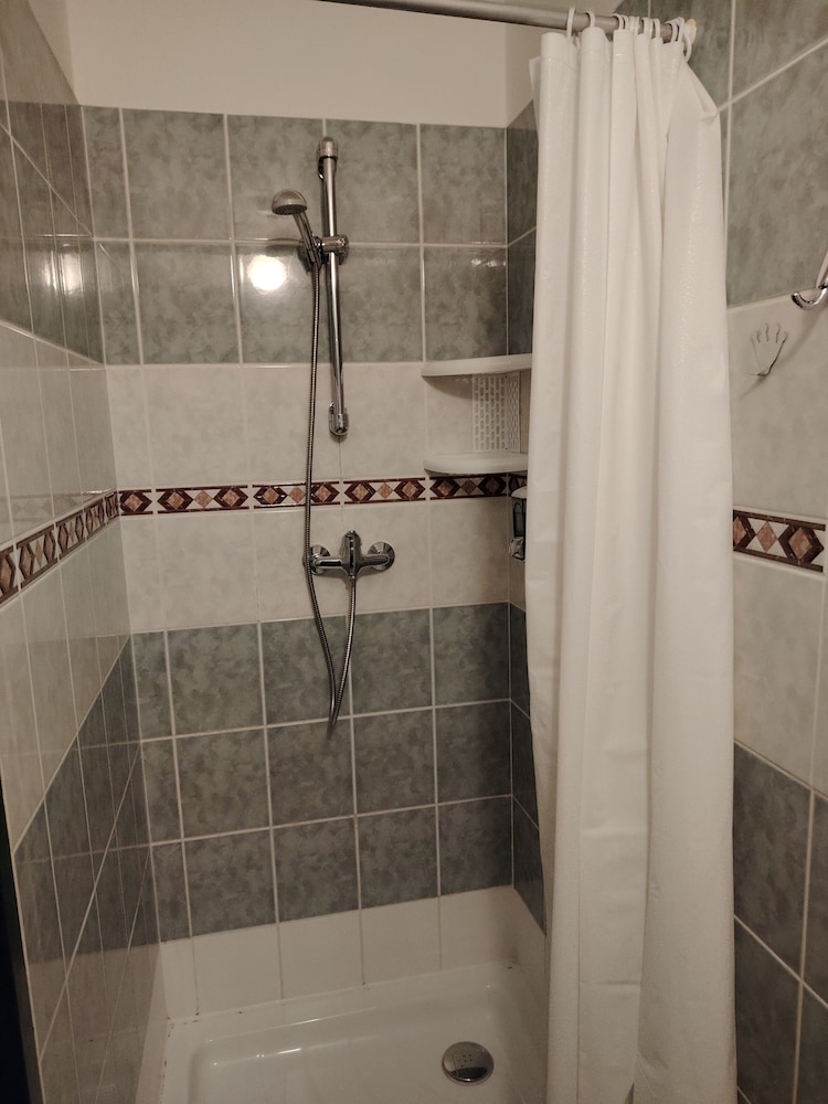 Legie Hotel 44/45