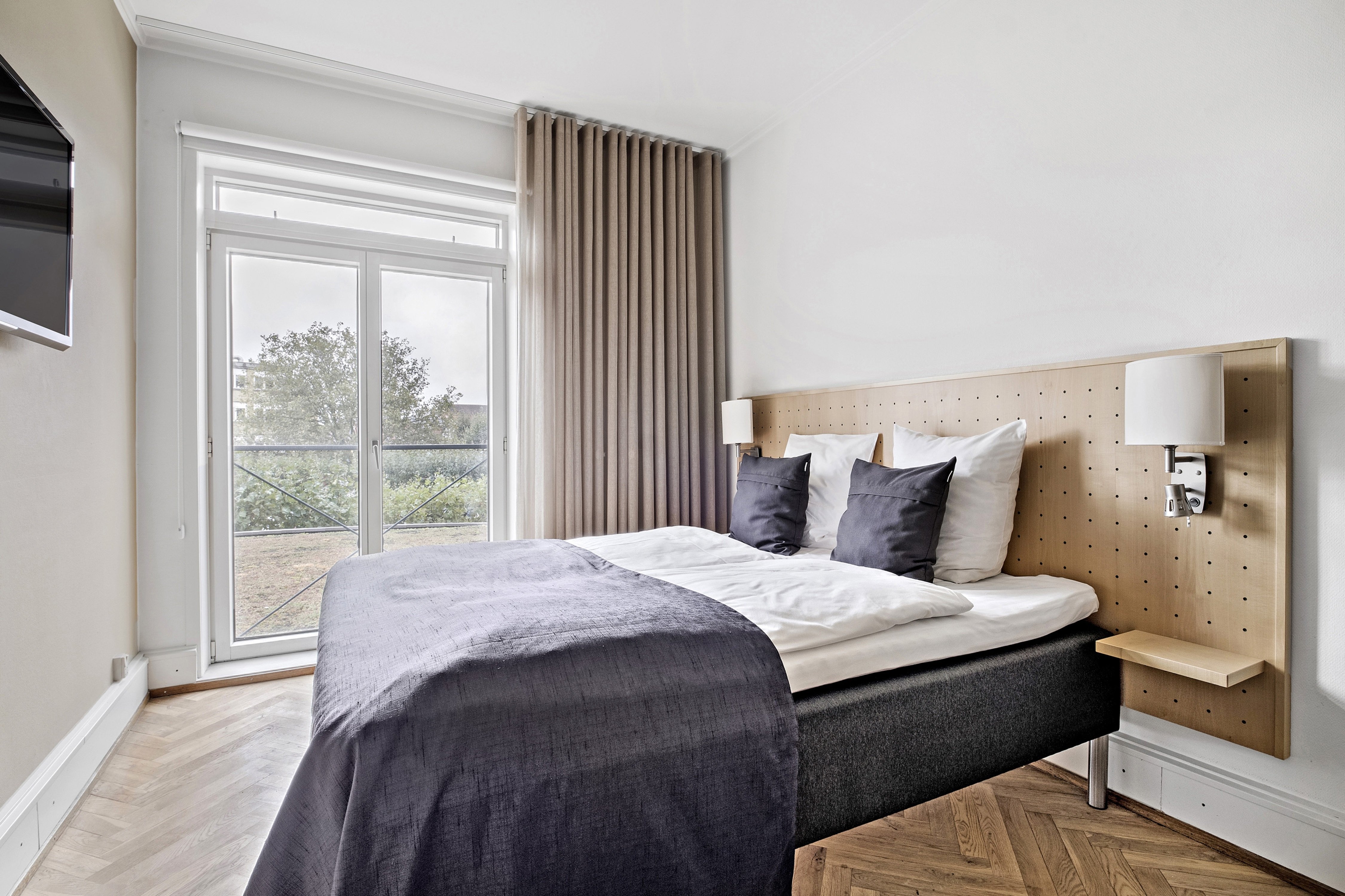 Standard, Queen Bed