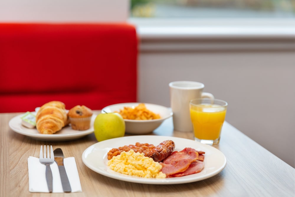 Holiday Inn Express Strathclyde Park M74 Jct 5 33/43
