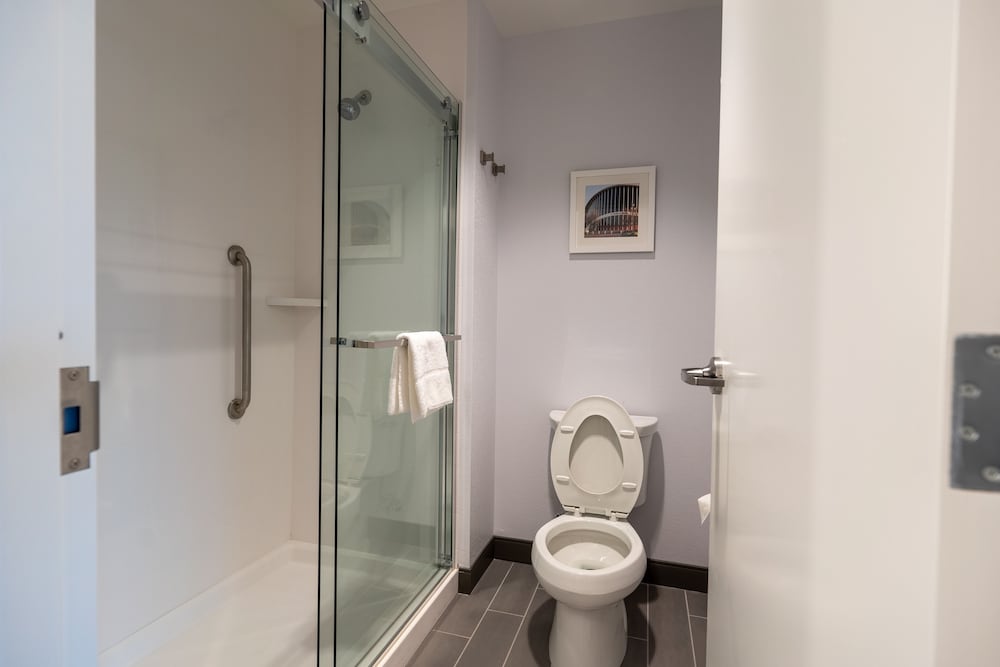 Hampton Inn Suites Raleigh Midtown Nc 13/32