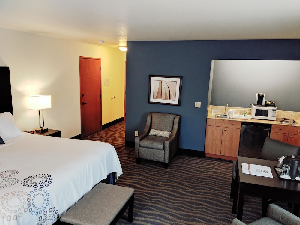 Best Western Plus Edmonds Harbor Inn 13/40