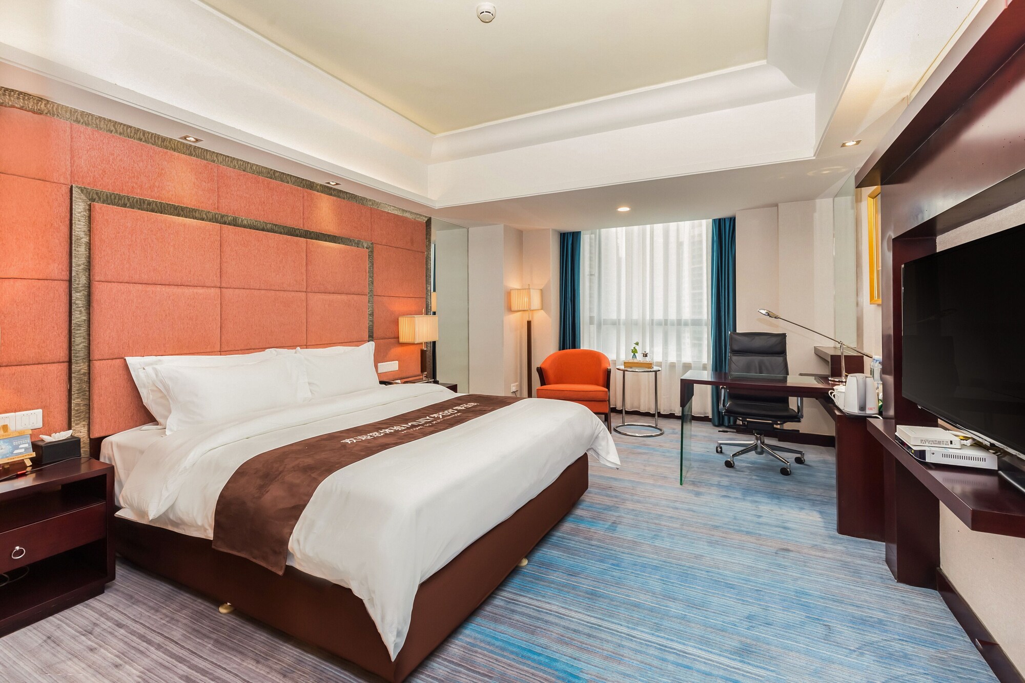 EXECUTIVE, SUITE