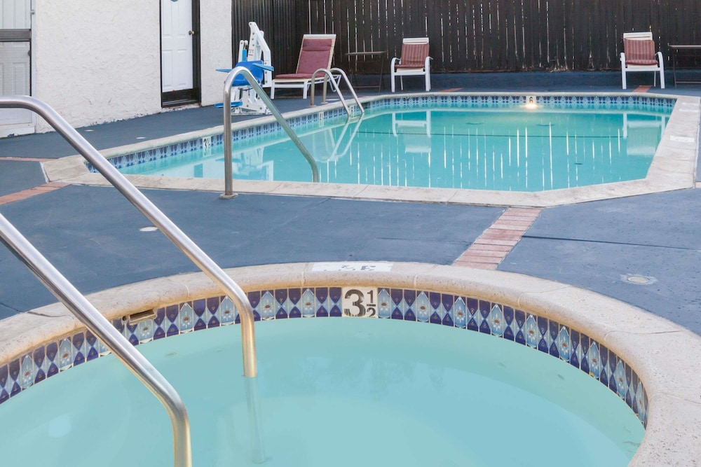 Days Inn by Wyndham Castaic Six Flags Magic Mountain 11/15
