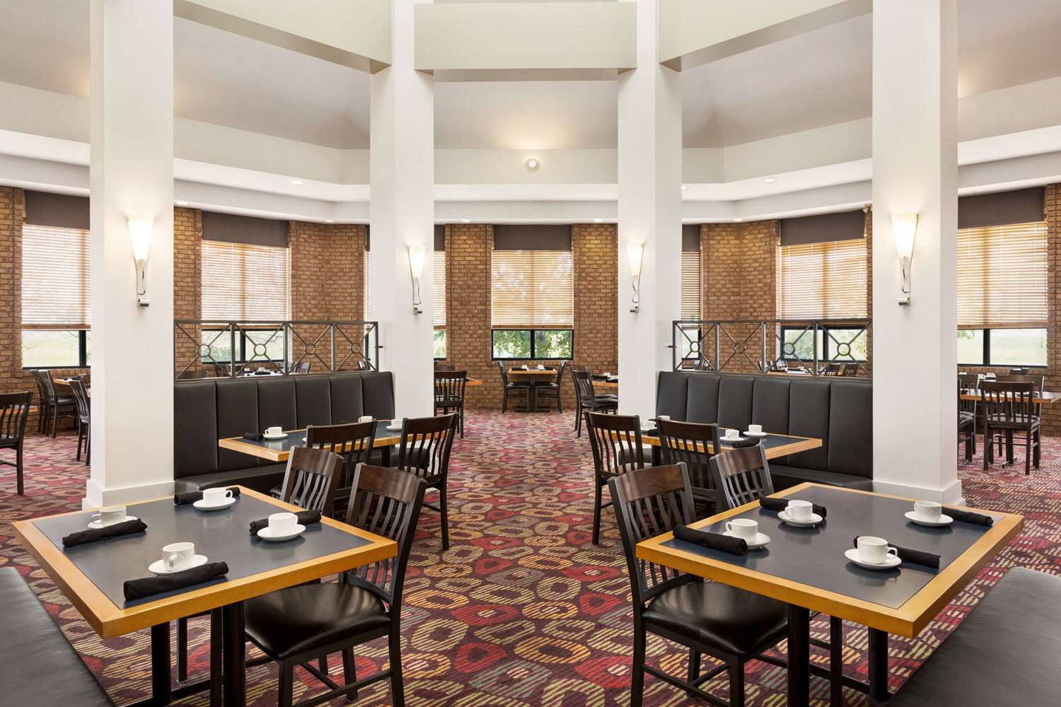 Royal Hotel Edmonton Airport, Trademark Collection By Wyndham 19/40