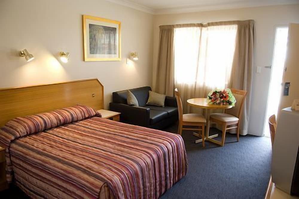 NARELLAN MOTOR INN 19/54