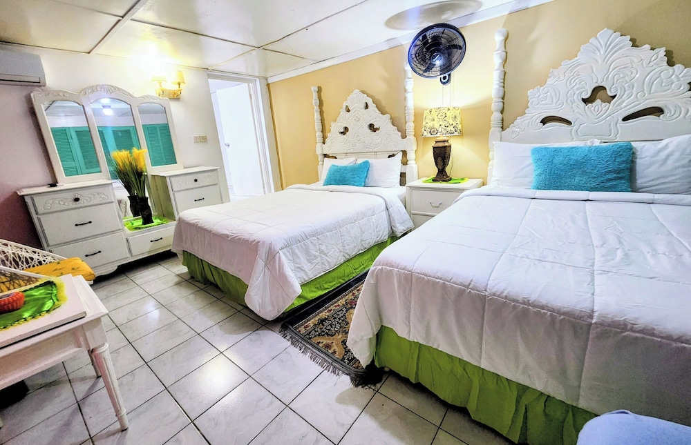 Family, 1 Single and 2 Queen Beds, Pool Access، Pinkhibiscus Guest House 4/10