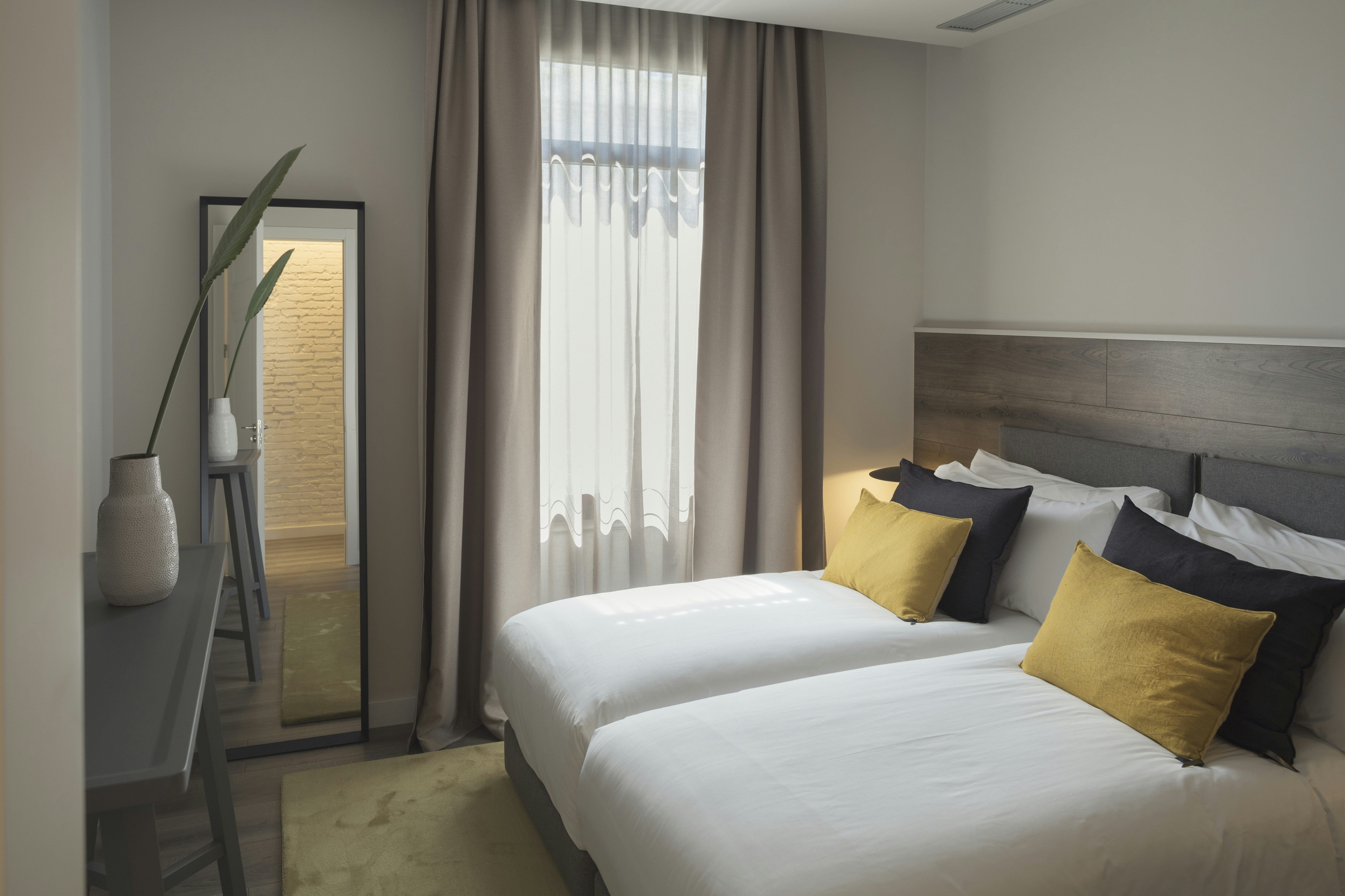 CASAGRAND LUXURY SUITES 25/76