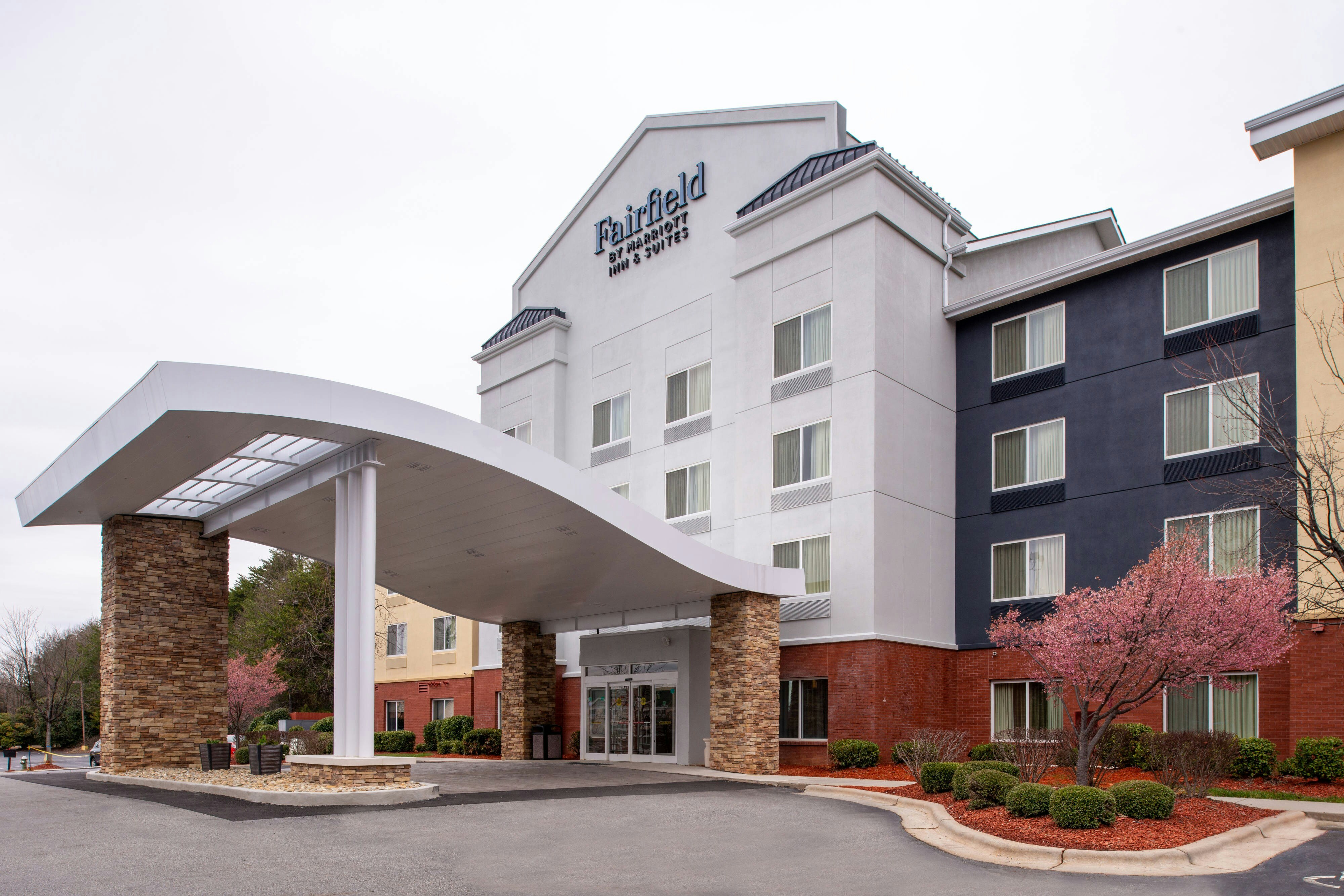 Fairfield Inn Suites By Marriott Greensboro Wendover 2/2
