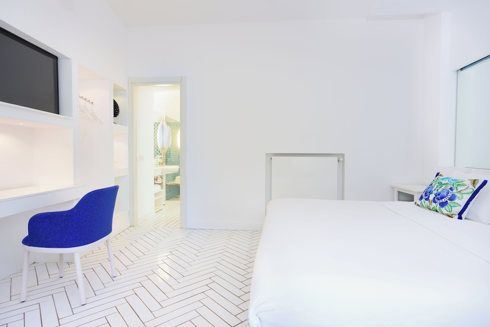 غرفة بسرير كينج بشرفة، Relais Correale Rooms And Garden 2/4