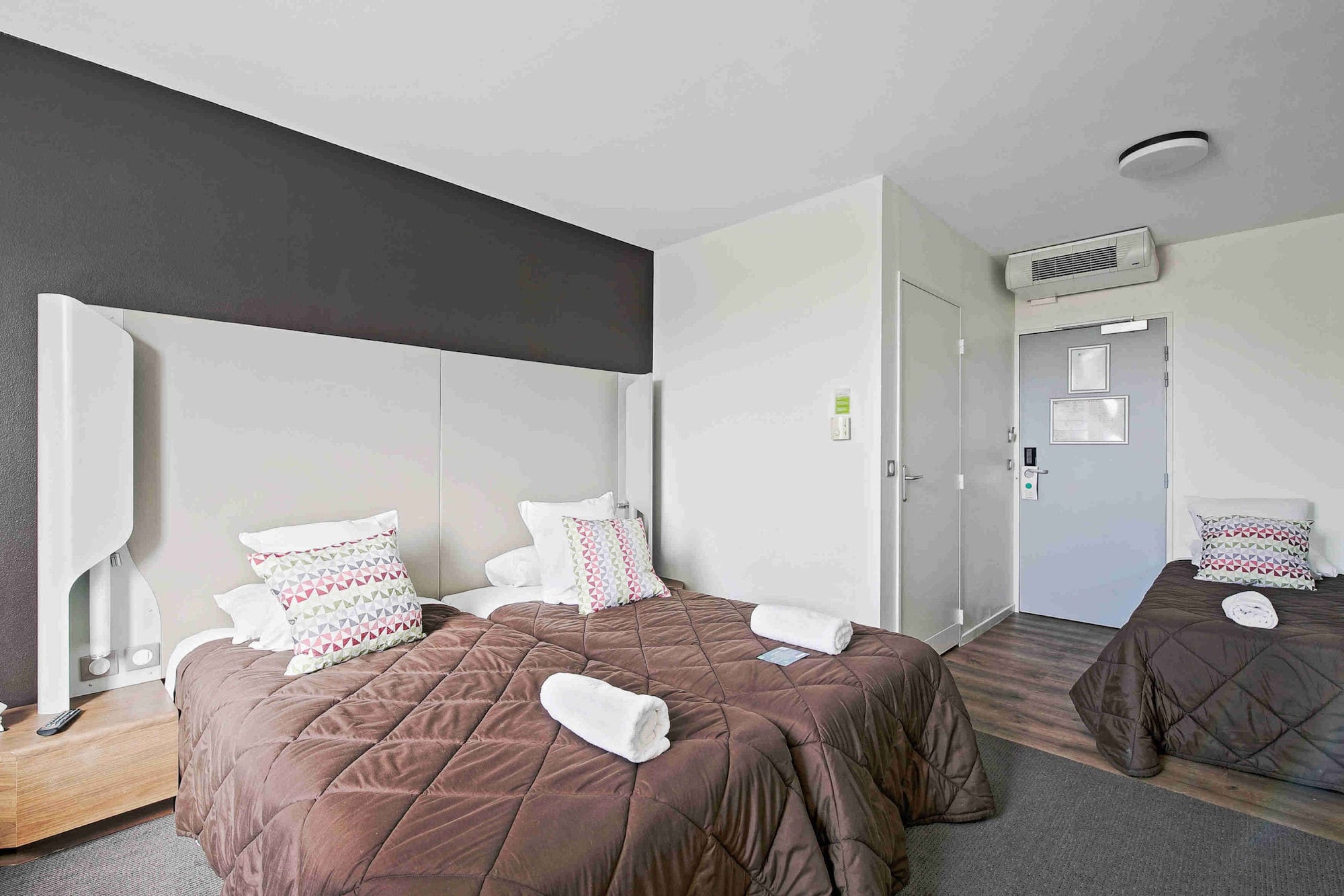 غرفة قياسية بثلاثة أسرّة، Hotel Restaurant Campanile Roissy Le Mesnil-Amelot 5/10