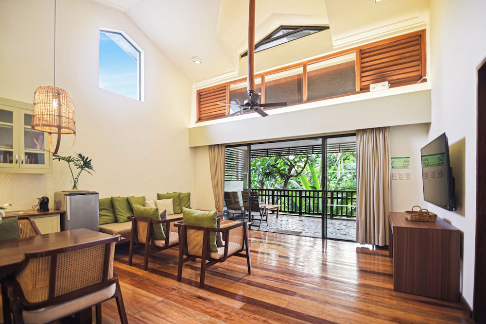 The Strand Boutique Resort 52/75