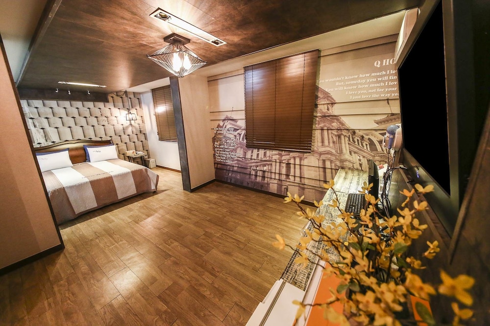 Q Hotel 31/48