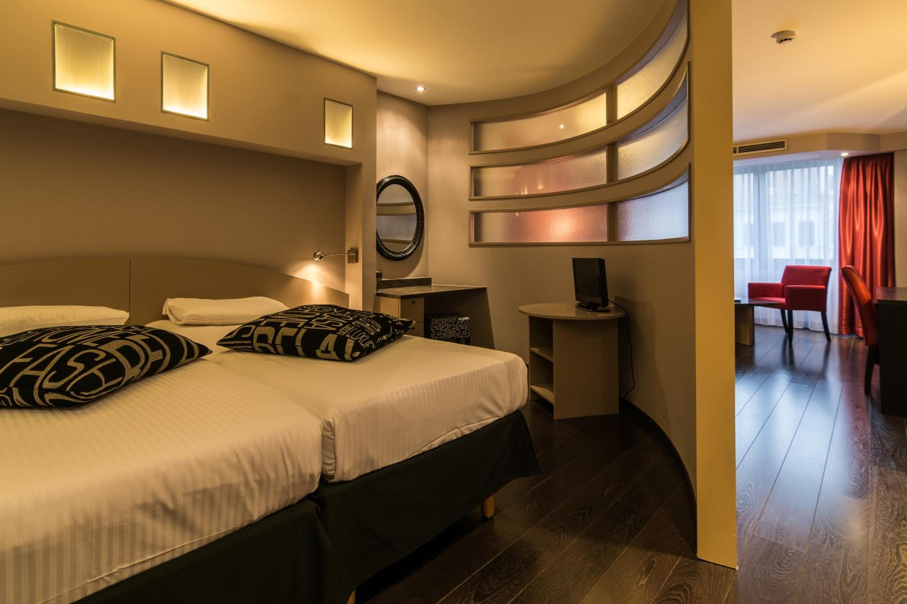 DELUXE, SUITE