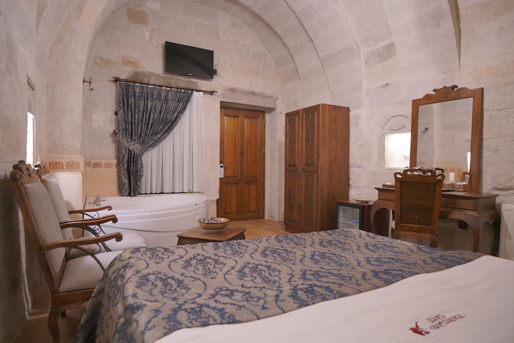جناح شهر العسل بسرير كوين، FAIRYLAND CAVE HOTEL 3/8
