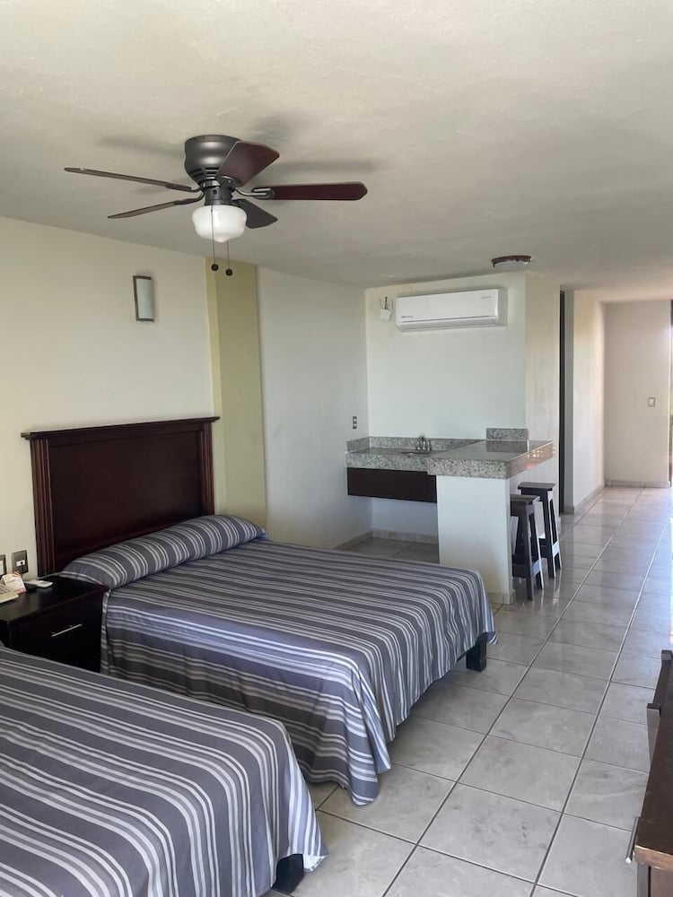 ROOM, QUADRUPLE, 2 DOUBLE BEDS