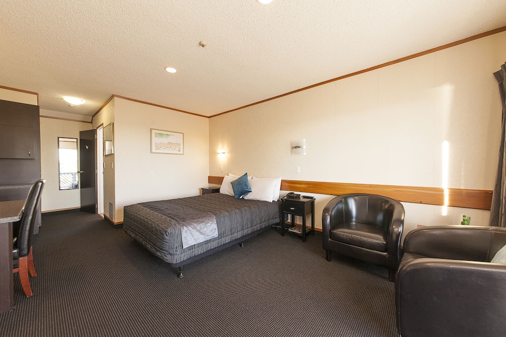 STUDIO, QUEEN BED