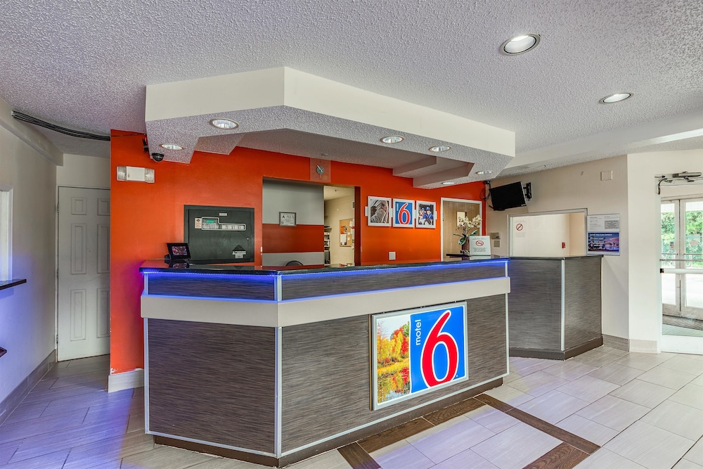 Motel6 Charlotte, NC - University 10/45