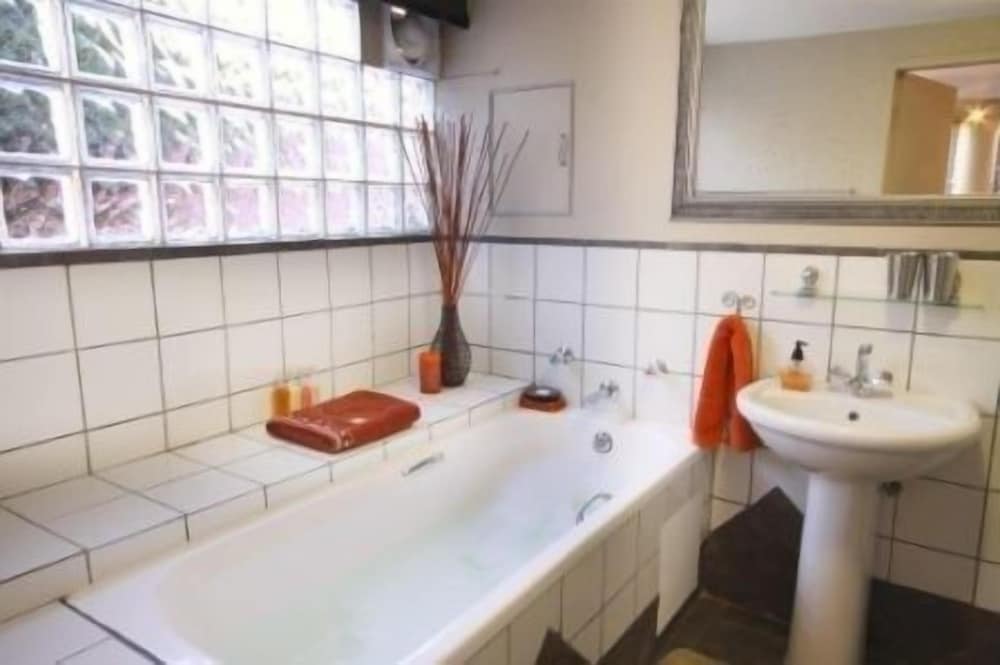 Glenda S Guest Suites 49/50