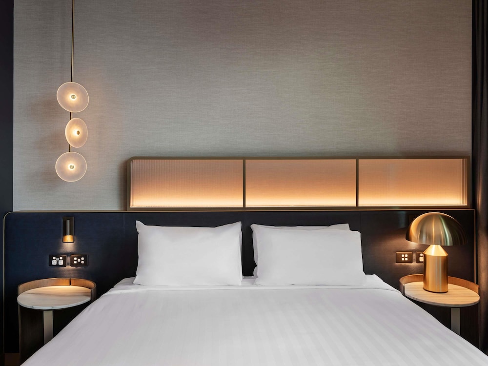 EXECUTIVE, SUITE, KING BED