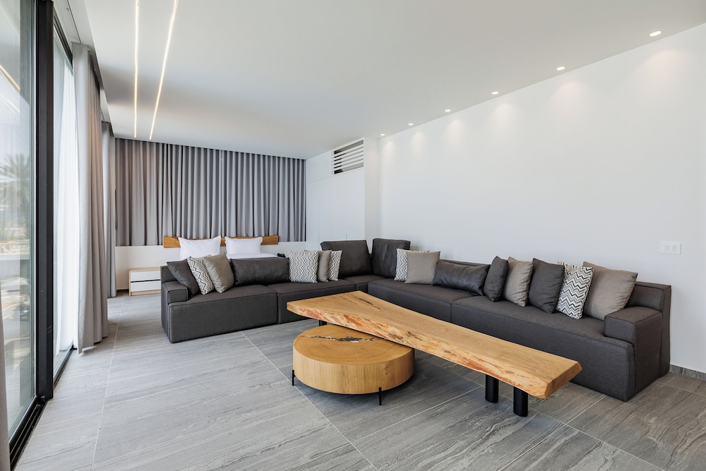 Middle Beach Hotel 34/49