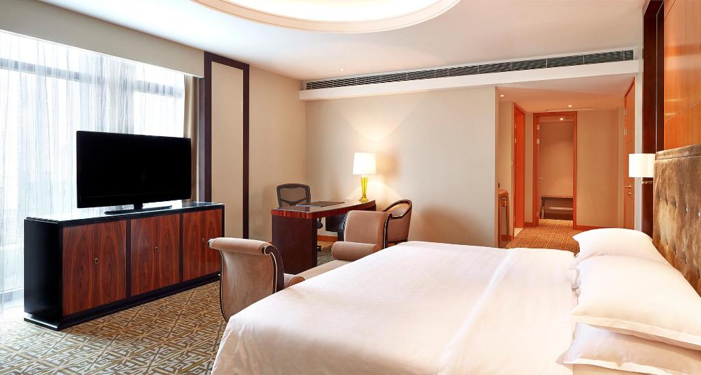 Club, Suite, 2 King Beds, City View, Large, Club Floor